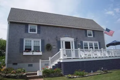 Image de 11 Dukes Rd Charming Home, à quelques pas des bus, du centre de Nantucket et de nombreuses balades