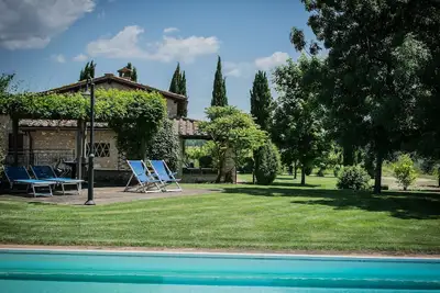 Image de Une villa avec vue sur Monteriggioni et une piscine privée