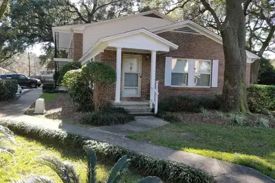 Image de Beau, confortable, calme, convivial, à 3 miles de tout, y compris la vie nocturne.