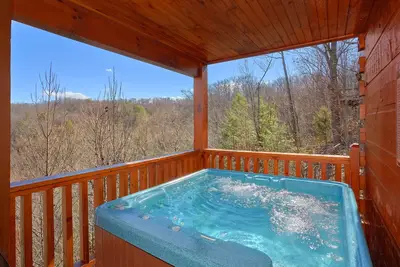 Image de Cabine spacieuse isolée avec une vue fantastique sur la montagne, un bain à remous et une salle de jeux!