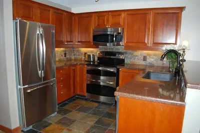 Image de Remodel frais, le plus grand condo 1 Br avec Den, unité d'extrémité calme au dernier étage, pour 6 personnes