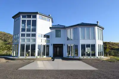 Image de La maison octogone avec vue panoramique sur la montagne majestueuse