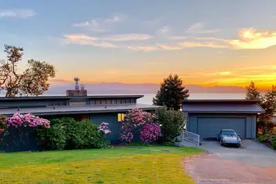 Image de Whidbey Island Mid-Century Getaway Waterfront moderne - vues épiques! !