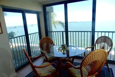 Image de Mariner Pointe # 1022: Superbe vue directe sur la baie et superbes aménagements sur place!