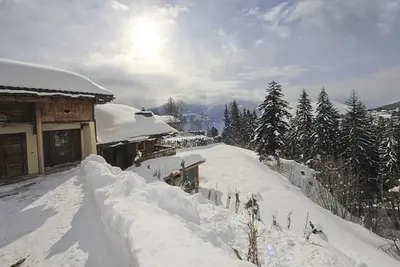 Image de Chalet El Condor: luxueux chalet de ski et de golf dans une station suisse
