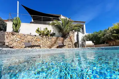 Image de Magnifique villa, à distance de marche de la plage, piscine chauffée