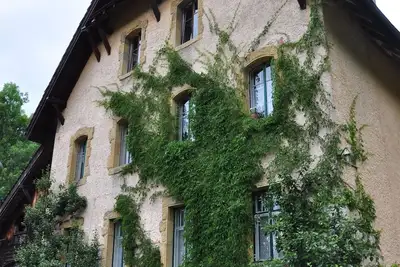 Image de Havre de paix au milieu d'un parc arboré