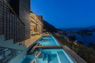 Image de Villa De Luxe Molli \"Nouveau\" piscine à débordement et bain à remous Meilleur point de vue