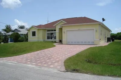 Image de Grande villa spacieuse et moderne magnifiquement située sur l'eau