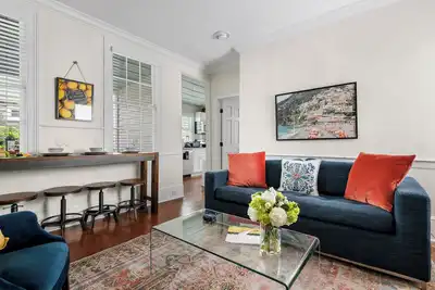 Image de The Colonial (Suite A) - 2 chambres / 1 salle de bain avec parking dans la rue (vers 1840)