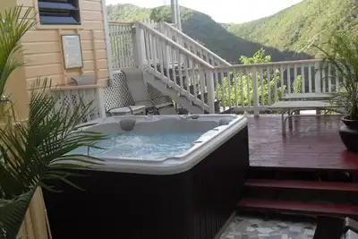 Image de Isolé et romantique: «Pine Cone Drive» «Non endommagé, disponible à la location»