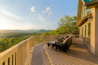 Image de Cette belle cabine 5 Br, 4 Ba est totalement incroyable. Une vue imprenable sur la montagne rehausse cette belle