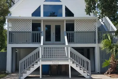 Image de 3 étages 4br / rec / salle de jeu 3ba + shw maison 5 pâtés de maisons de la plage peut accueillir 14 personnes confortablement