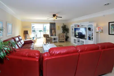 Image de Tu l'as trouvé! Villa de luxe spacieuse de 8 chambres! 6. 5 salles de bain, WiFi, piscine, bain à remous