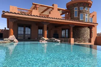 Image de Une toute nouvelle maison sur mesure construite sur mesure dominant le fleuve Colorado / Lake Pow