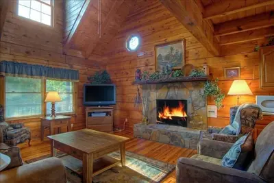 Image de Log Cabin réel avec de superbes vues sur la montagne isolée du site