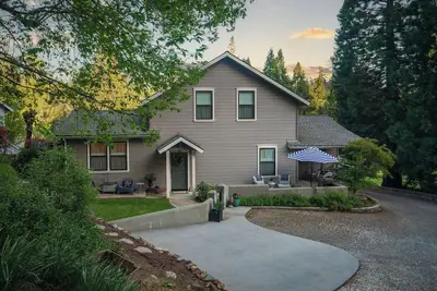 Image de 2bd, 2ba chaleureux et confortable dans le centre-ville de Grass Valley