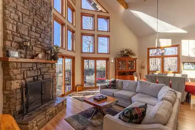 Image de Great Escape - Foyer au bois, courts de tennis, vue sur la montagne, accès à la piscine!