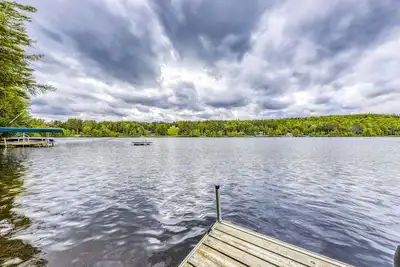 Image de Nouvelle Liste! Chalet acceptant les chiens avec emplacement au bord du lac, quai 20 ', téléviseur intelligent