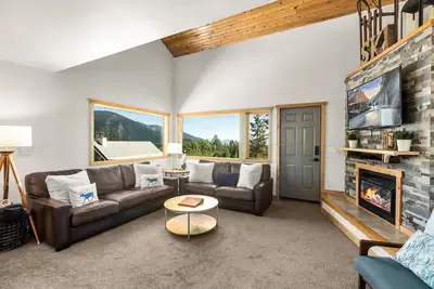 Image de Récemment rénové, vues magnifiques, salle de jeux, accès direct aux pistes de ski, bain à remous et plus