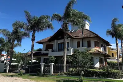 Image de Maison 6 lit, air cond. faire pipi 17 personnes Jurerē Fpolis pour 1 $. 490. 00 min 3 jours