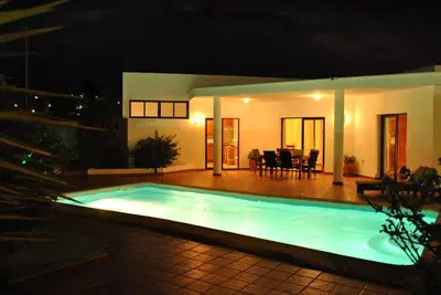 Image de Une villa de luxe indépendante avec piscine privée chauffée et jardins isolés