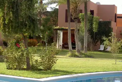 Villa, palmeraie, dans résidence avec piscine, proche centre ville et Médina.