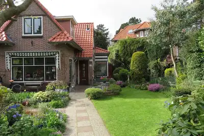 Image de A 13 minutes à pied de la plage, chalet jumelé dans un quartier calme.