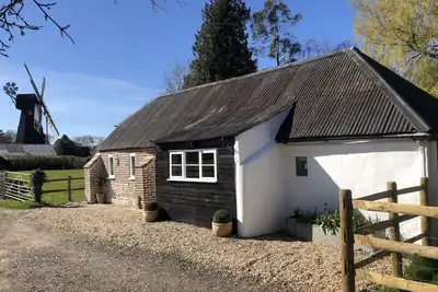 Image de Grange tranquille classée Grade Ii à côté d'un moulin à vent historique