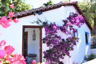 Image de Voro Cottage, Lithakia Village, piscine privée et vue panoramique sur la mer.