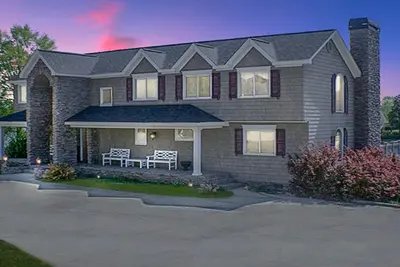 Image de Luxury Lakefront Estate! 6br 4. 5ba, quai privé, rampe et plus