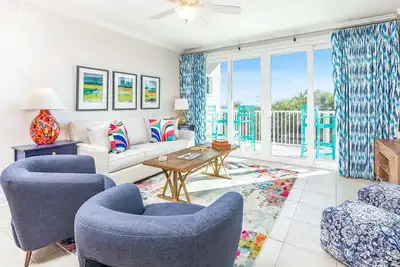 Image de Condo directement en bord de mer avec de superbes vues sur le lever du soleil depuis deux balcons privés et des piscines communautaires