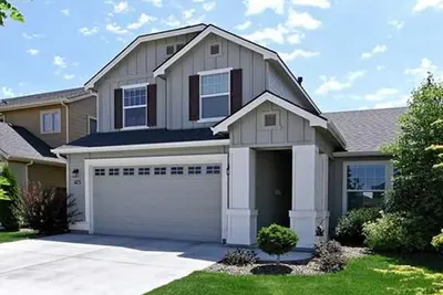 Image de Détendez-vous avec style et confort! Accueil près de la piscine avec tous les équipements fournis.