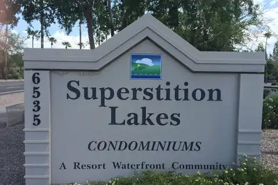 Image de Détente Trois Chambres Magnifique Condo. Surplombe les fontaines et la verdure.