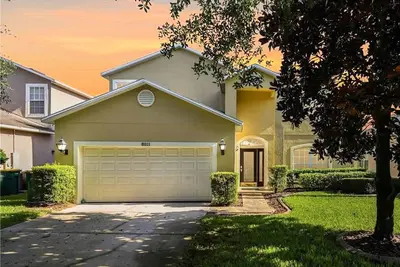 Image de Maison superbement spécifiée avec immense terrasse de piscine dans une enclave privée, isolée et fermée