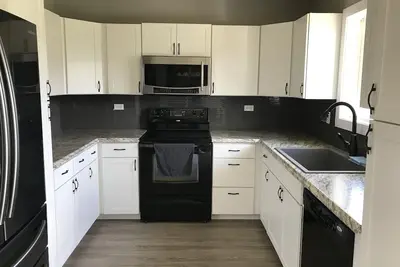 Image de Maison de jour moderne + 4 chambres Ă coucher + bain Ă remous
