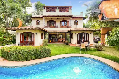 Image de Étourdissant! Nouveau 2019 Remodel of Famous Villa. . . Étapes de la plage et de la ville.