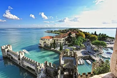 Image de Villabella est une élégante propriété située sur les collines du lac Majeur et offrant une vue magnifique sur