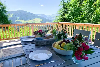Image de Appartement de haute qualité avec sauna privé et vue imprenable sur la piste de ski.