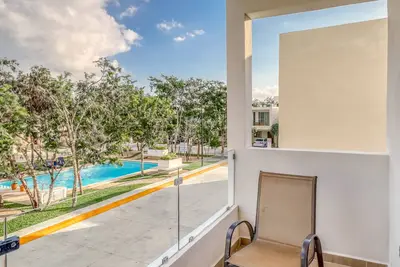 Image de Villa moderne avec piscine / jardin / divertissement partagés - endroit calme