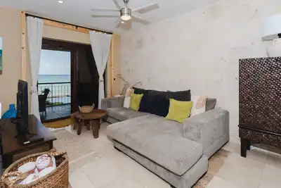 Image de Suite privée dans un complexe en bord de mer avec piscine commune, finitions haut de gamme