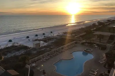 Image de Beachfront 5th Floor 2 Chambre À Pied Des Sables Blancs De La Plage De Cristal