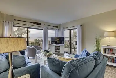 Image de Élégante villa de 2 chambres / 2 salles de bain au bord de la plage avec tennis, vue sur Calibogue Sound, piscine communautaire et acc