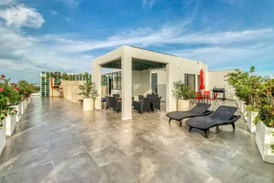 Image de Nouvelle Liste! Condo de luxe w / piscine partagée / salle de gym et de belles vues - excellent emplacement!