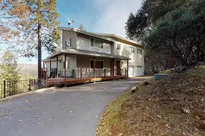 Image de Dog-friendly maison avec deux lofts, terrasse, piscine partagée, 3 plages!