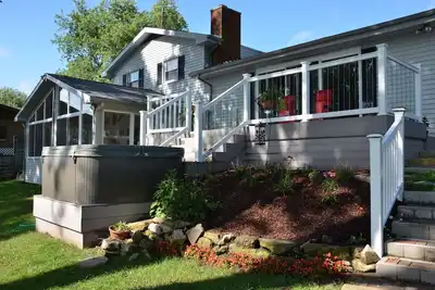 Image de Maison paisible au bord du lac, parfaite pour les familles - 2 heures et demie de Chicago