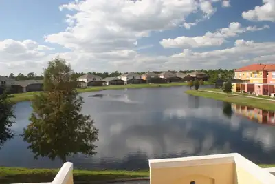 Image de Vue sur l'eau, télévision par câble dans toutes les chambres, Internet gratuit, barbecue, bain à remous, climatisation, 2 grands lits, 2 lits jumeaux