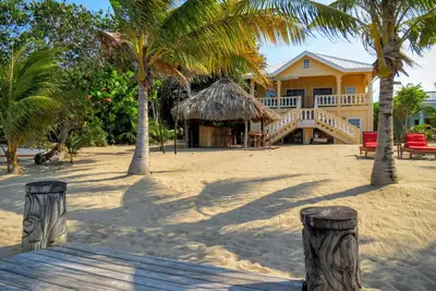 Image de Villa Rising Sun Beachfront avec Beach Bar & Dock