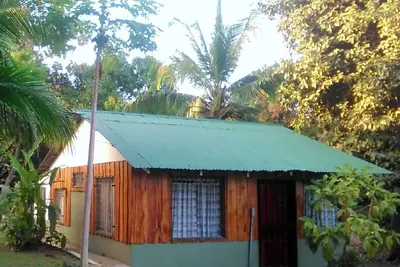 Casita confortable avec eau chaude et Ac, plages à proximité, Ferry Paquera et ville!