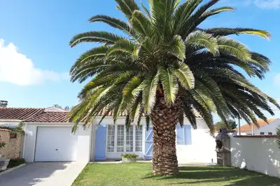 Image de Maison 4 étoiles tout confort avec grande piscine partagée. 6 m x12 m